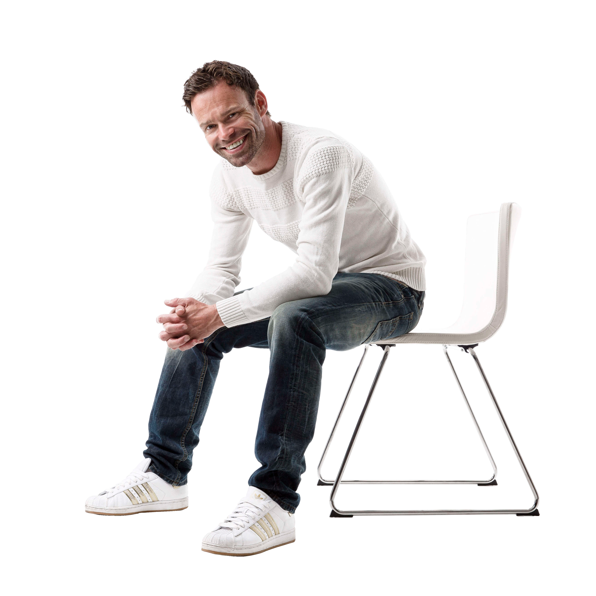 Mick Øgendahl sidder på en stol